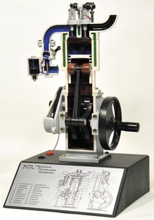 Motor čtyřtaktní, model v řezu