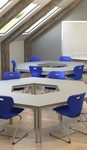 Variabilní třída - kruhové rozpoložení s modrými židlemi